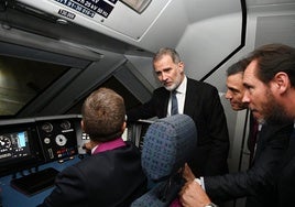 El Rey Felipe VI, con el presidente Pedro Sánchez y el ministro Óscar Puente, atravesando la variante en la cabina del maquinista del tren inaugural.