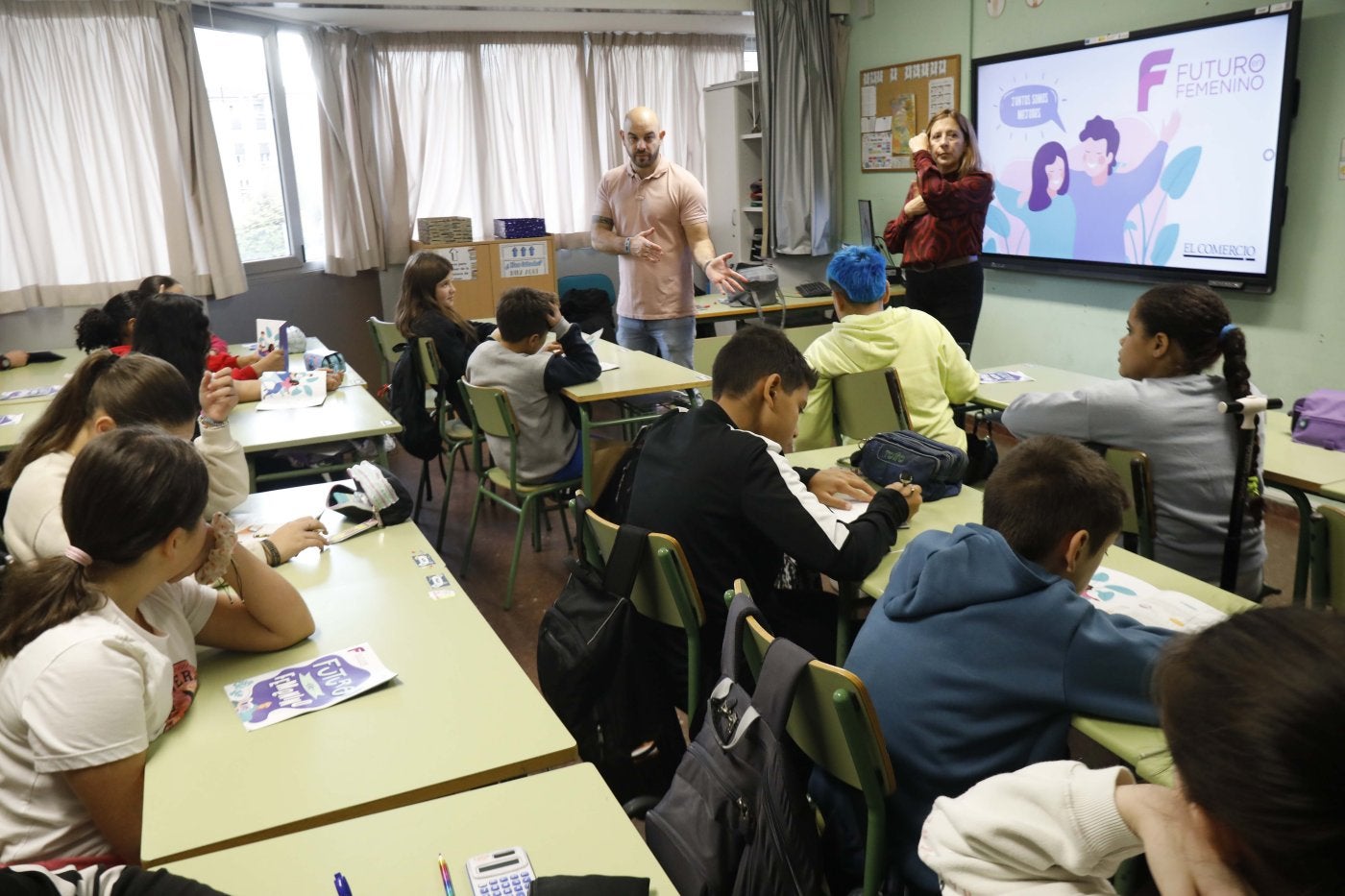 Elena Reales y Luis Javier Martínez, en uno de los talleres del colegio Pumarín.