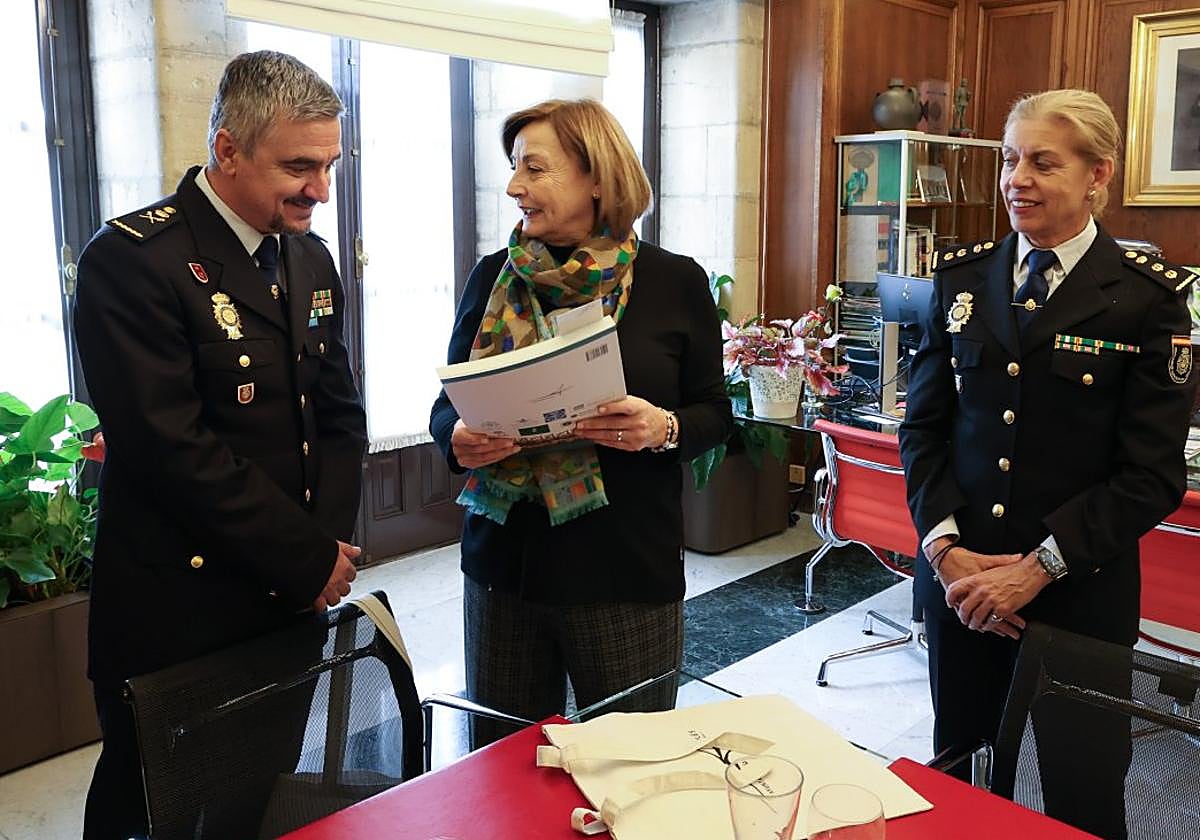 El jefe superior de la Policía Nacional de Asturias, Jorge Ignacio Moreno Amatriain, con la alcaldesa y la comisaria de Avilés.