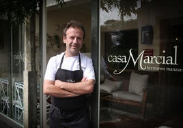 Nacho Manzano posa en su restaurante Casa Marcial, en La Salgar.