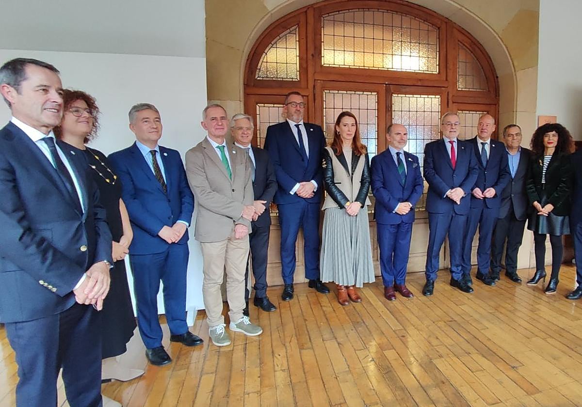 Por la izquierda, Óscar Surís, asesor jurídico de CRUSOE; Emma Iravedra, secretaria técnica de CRUSOE; Ricardo Cao, rector de la Universidade da Coruña; Xosé Lago, subdirector de Acción Exterior de la Xunta de Galicia; Luis Ramos, vicerrector de Internacionalización de la UTAD (Universidad de Tras-los-Montes y Alto Duero); Roberto Gómez, asesor fiscal de CRUSOE; Cristina González Morán, directora general de Universidades del Principado; Ignacio Villaverde, rector de la Universidad de Oviedo; Ángel Pazos, rector de la Universidad de Cantabria y presidente de CRUSOE; Salustiano Mato, secretario general técnico de CRUSOE; Artur Silva, vicerrector de Investigación de la Universidade de Aveiro; Paula Tavares, del Instituto Politécnico do Cávado e do Ave; José Dos Santos, presidente del Instituto Politécnico de Viseu, y Enrique Baeyens, vicerrector de Investigación de la Universidad de Valladolid.