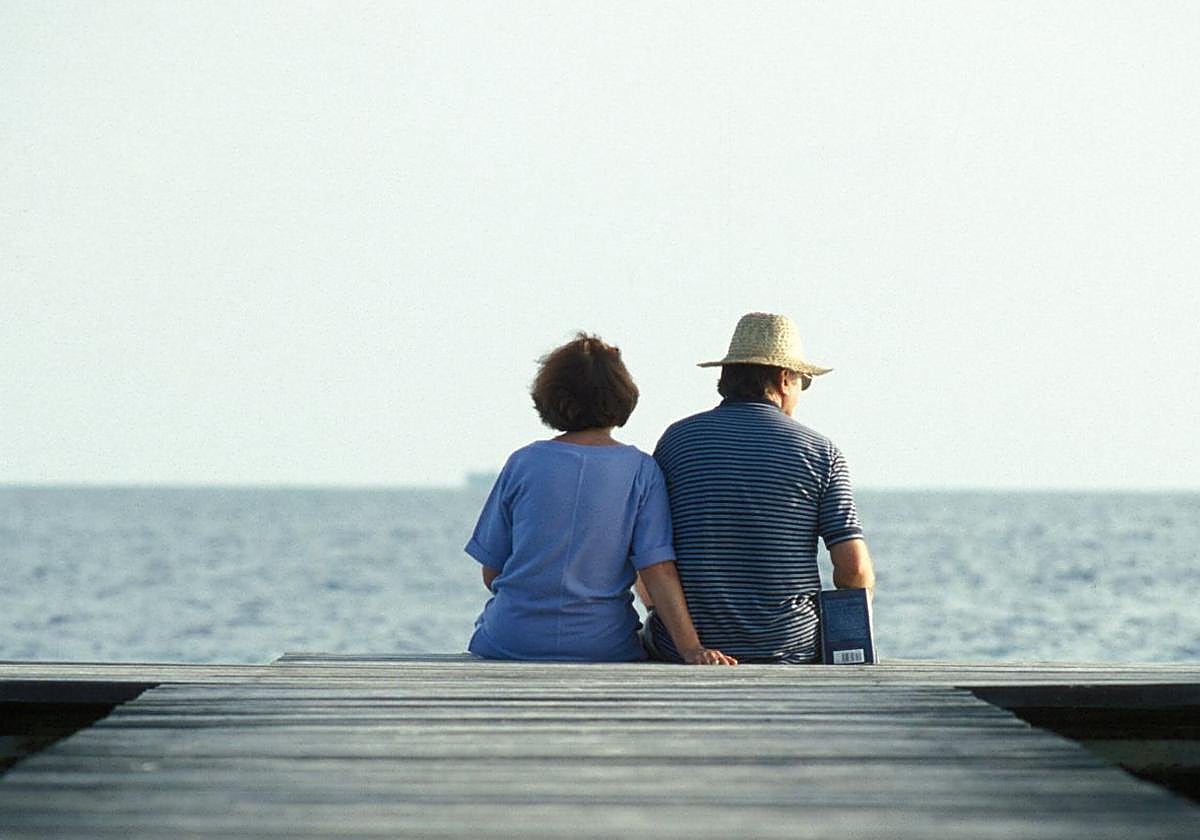 Dos jubilados frente al mar.