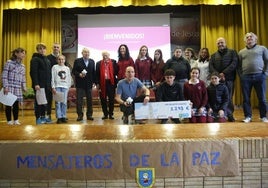 La entrega del cheque de Valentín Solidario al padre Ángel en Oviedo.