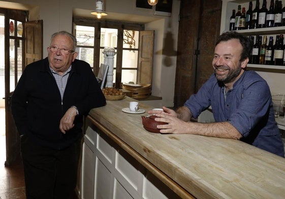 Marcial Manzano con su hijo Nacho en el restaurante Casa Marcial, que ha conseguido tres estrellas Michelin.