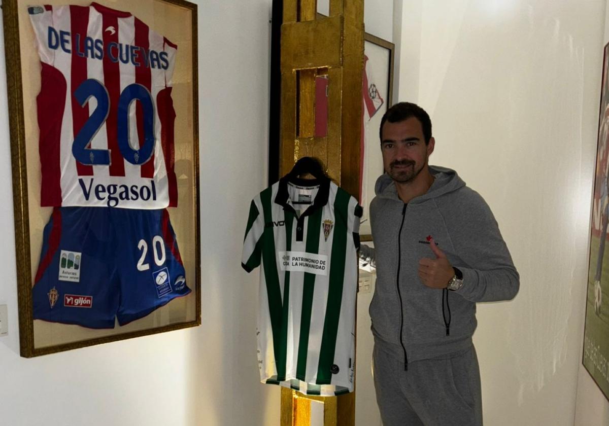 Miguel de las Cuevas, ayer, en Alicante, con la camiseta del Sporting de Gijón del gol en el Bernabéu y la del Córdoba.