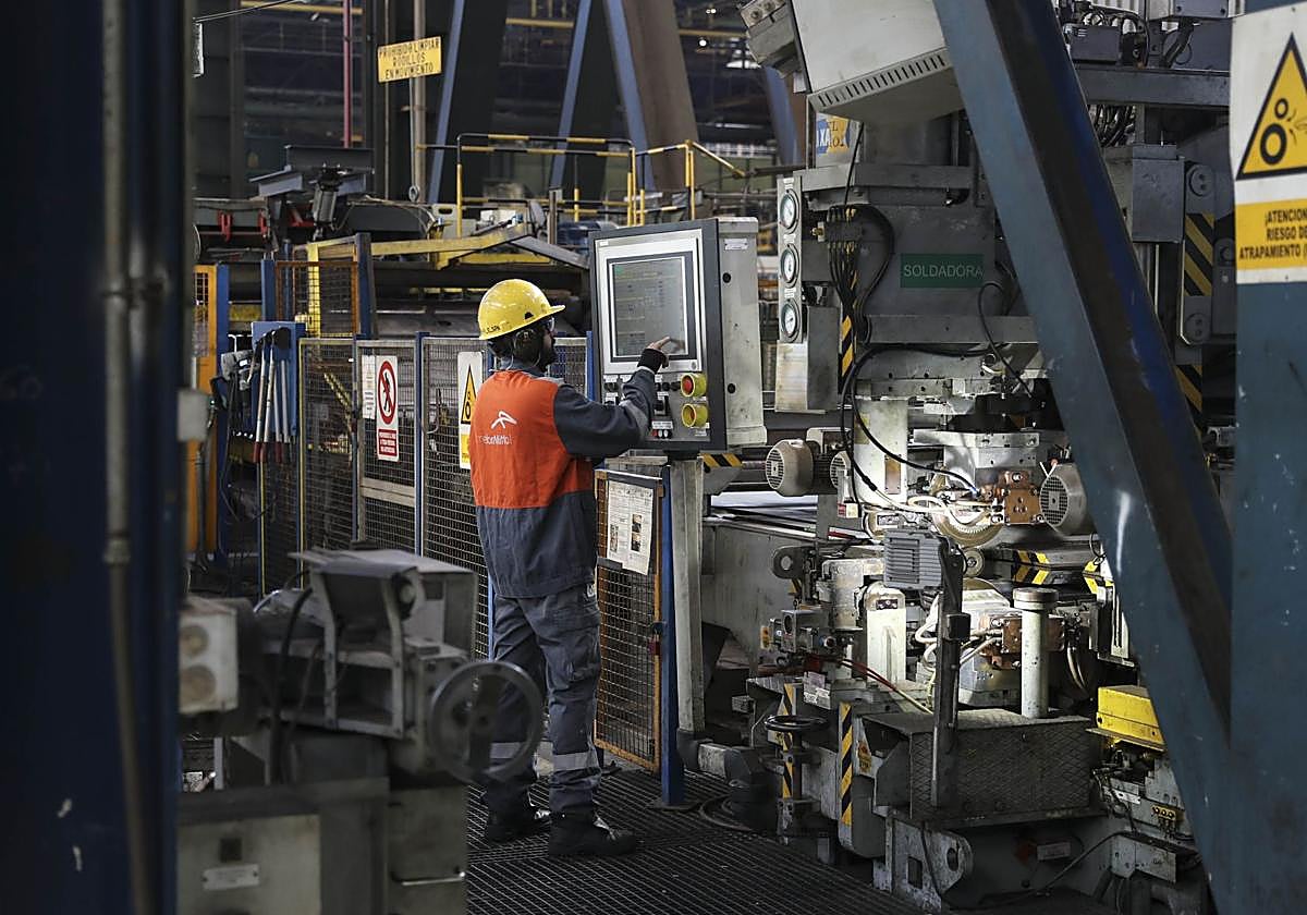 Un operario de Arcelor en Asturias durante su jornada laboral.