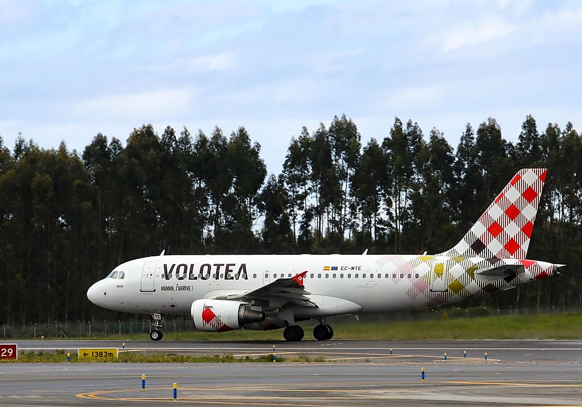 Un avión de Volotea en el Aeropuerto de Asturias.