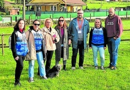 Integrantes de la Asociación por los Derechos de las Personas Autistas, con miembros de la cínica Inypema y del zoo de Tuernes, en Llanera.