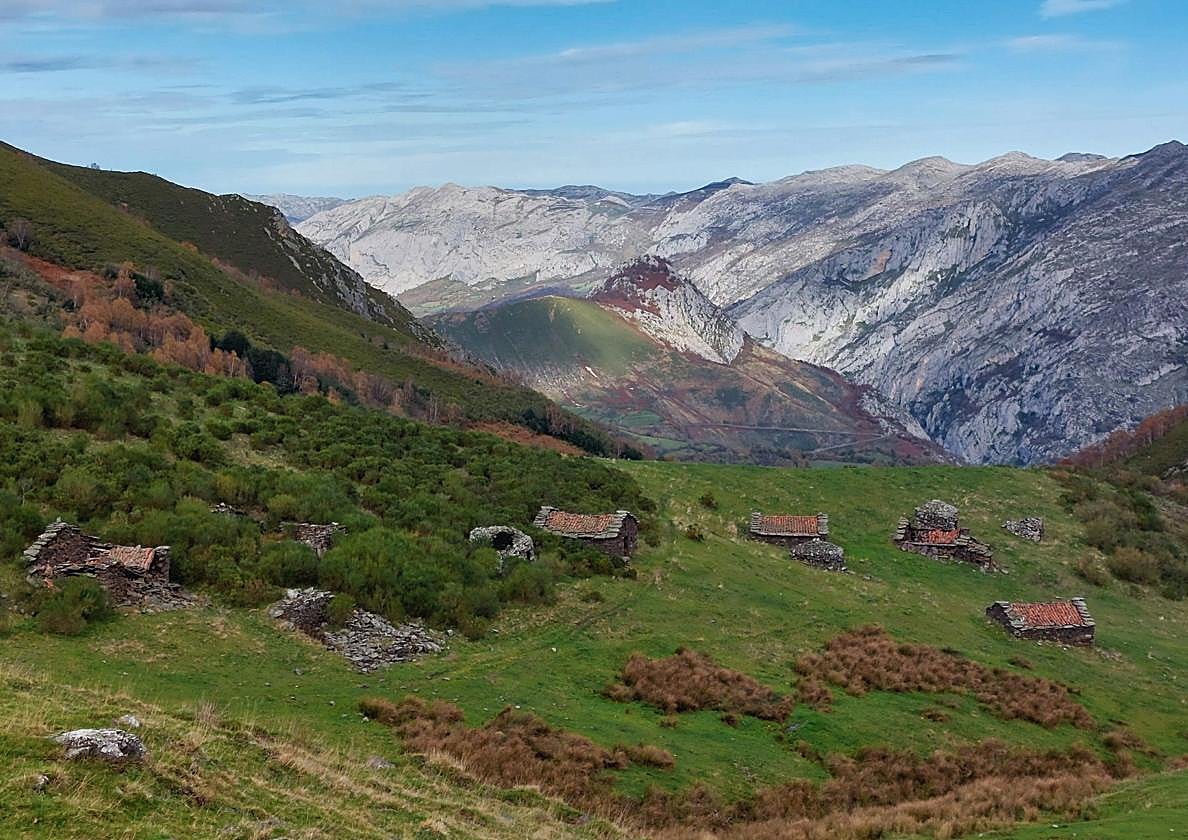 Braña de las Navariegas, bellísima: por ella se pasa bajando ya del pico Ferreirúa, tras haber visitado la braña de las Cadenas al principio de la caminata. Tras Navariegas la bajada continúa por bosque, adentrandose primero en el hayedo de Montegrande y después en el monte La Puerca