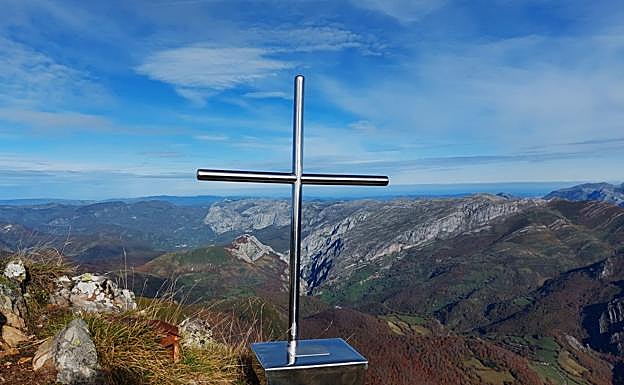 Cruz cumbrera en el pico Ferreirúa
