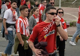 Un aficionado, el domingo, besando el escudo cerca de Riazor.