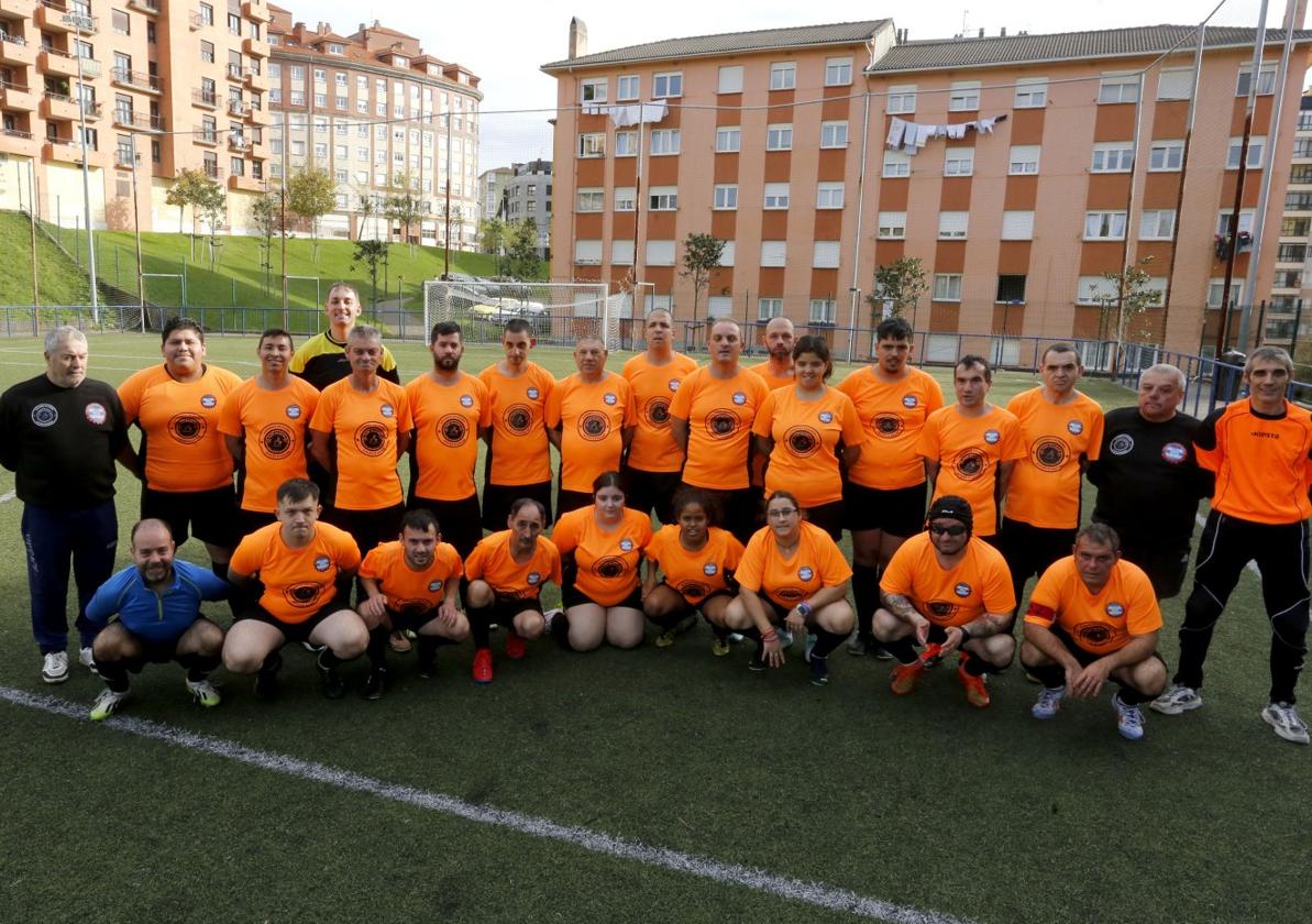 Integrantes del equipo Vivir un sueño, del Avilés Stadium, en un entrenamiento en el campo de fútbol 7 de El Quirinal.