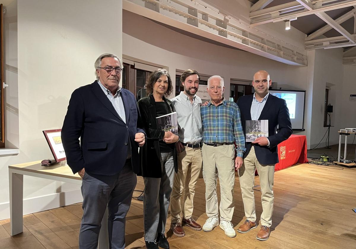 Álvaro Muñiz, Montserrat López Moro, Rafael Suárez-Muñiz, Felipe del Campo y Jesús Martínez Salvador durante la presentación del libro de Suárez-Muñiz.