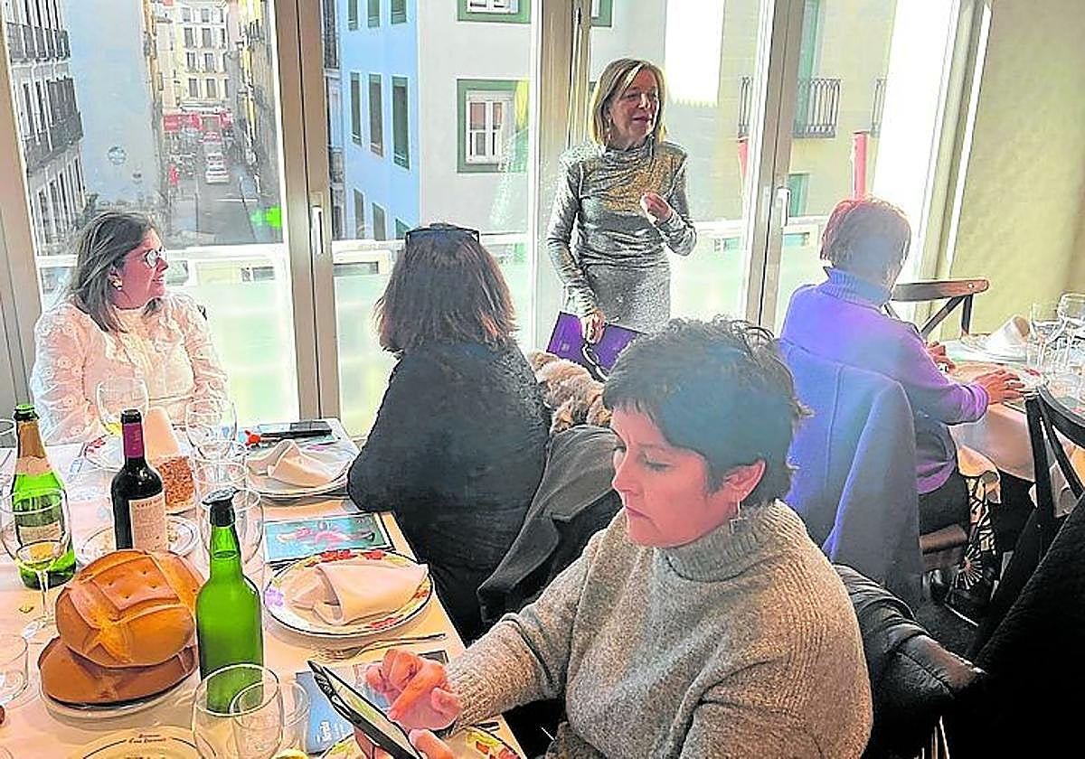 La alcaldesa de Noreña, de pie, se dirige a los asistentes al acto de presentación de las Jornadas de los Callos en Madrid.