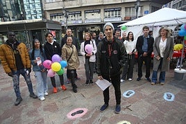 Los participantes en la actividad de Cáritas, en la plaza de Longoria Carbajal.