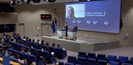 Momento de la pregunta del diario EL COMERCIO en la rueda de prensa de la Comisión Europea.