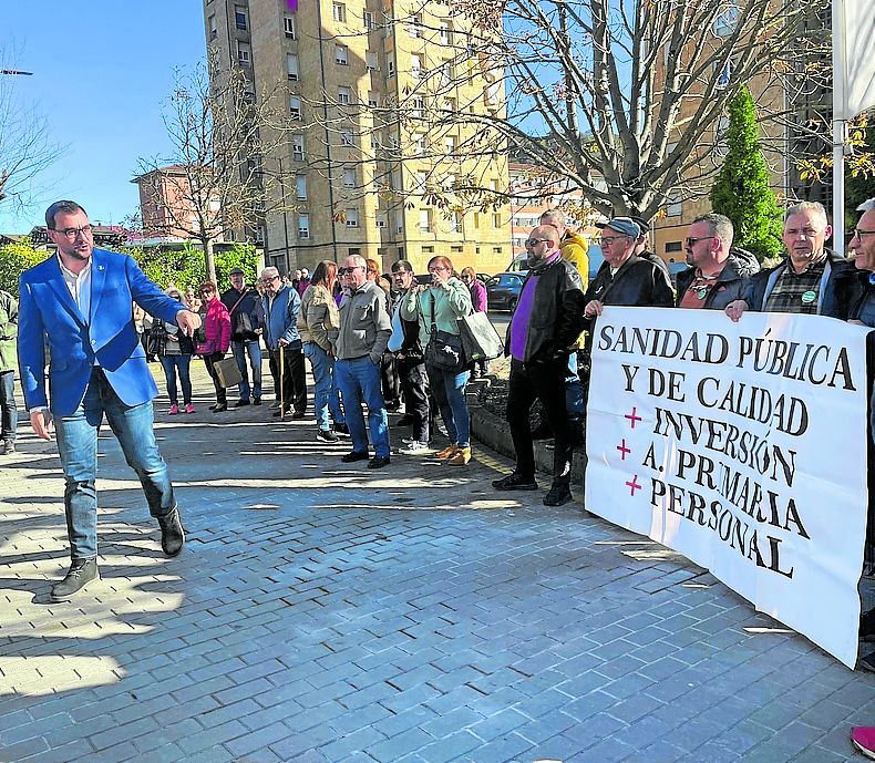 El presidente del Principado pasa ante la protesta vecinal. m. varela