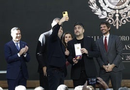 Jose Muñoz (Estopa) se hace un 'selfie' junto a su hermano David y los Reyes Felipe y Letizia.