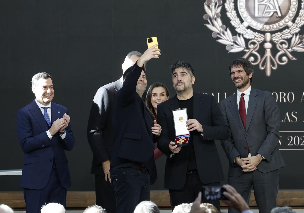 Jose Muñoz (Estopa) se hace un 'selfie' junto a su hermano David y los Reyes Felipe y Letizia.
