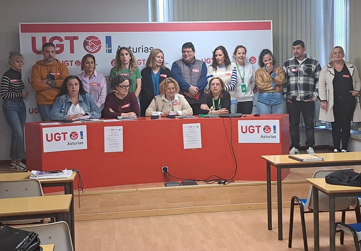 Representantes sindicales de los trabajadores del comercio minorista, durante el anuncio de su asamblea.