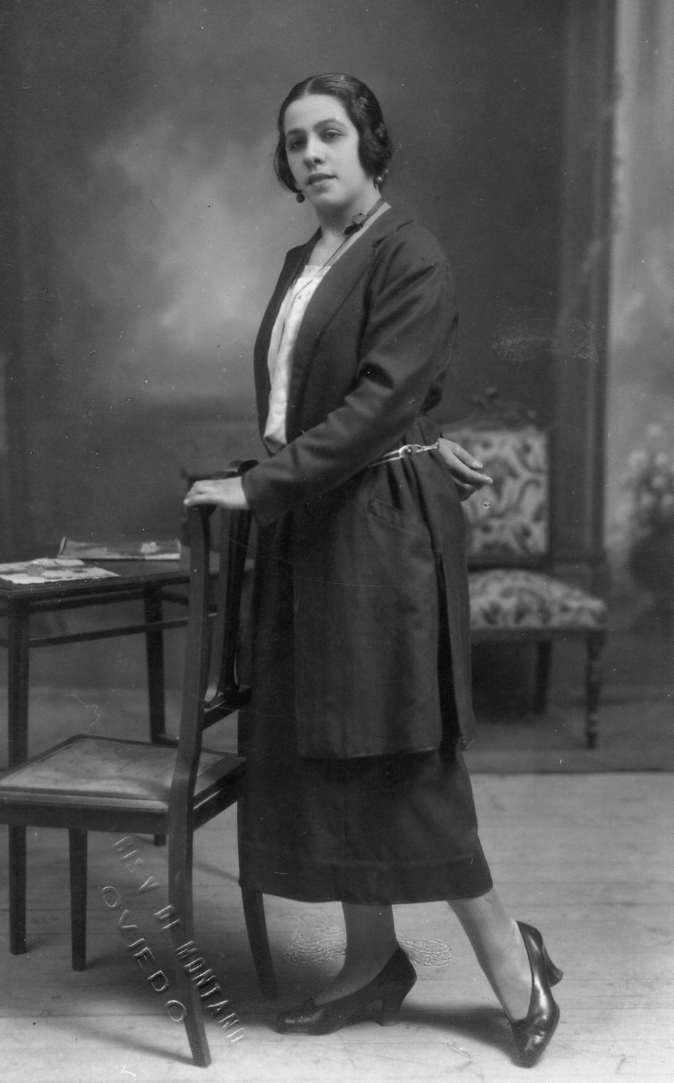 Traje sastre oscuro con blusa blanca. Luis Vallet de Montano, h. 1920.