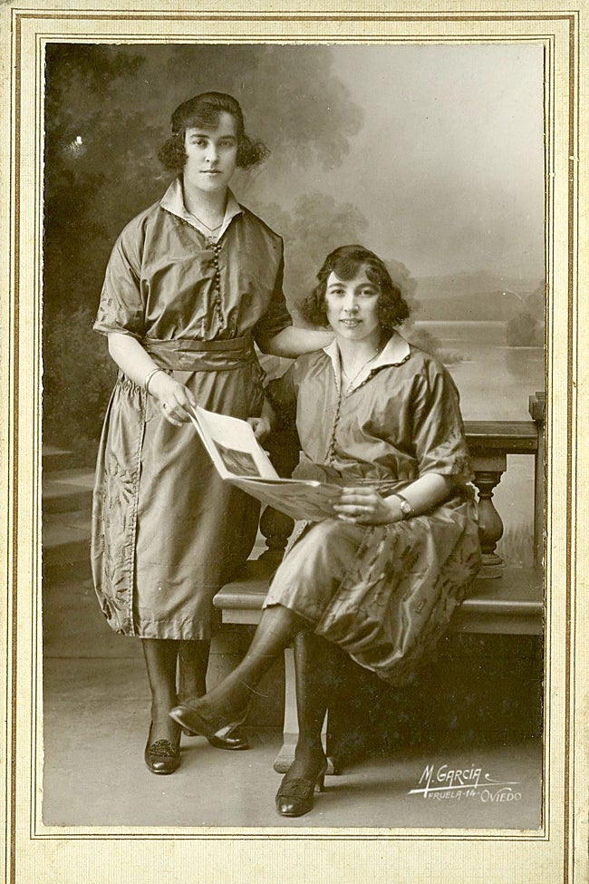 Retrato de Encarnación Díaz Quintana y su hermana. M. García, h. 1920.