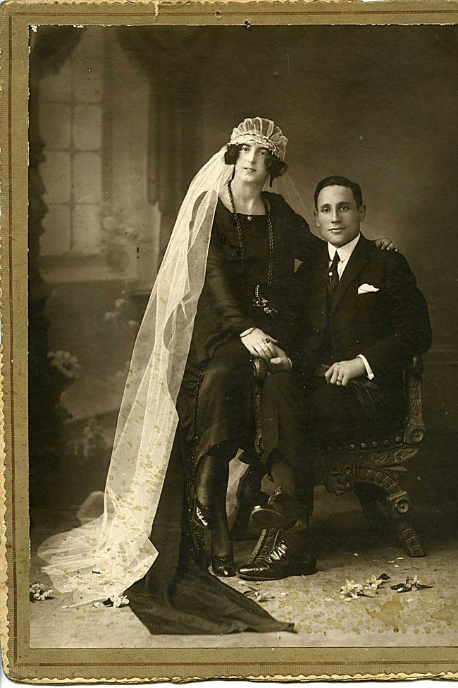 Boda de Luis Riera Solís (de la familia Riera Solís de Pola de Laviana) y Margarita. Vestido en color negro con larga cola y velo blanco. Preciosos pendientes largos de azabache. Fotógrafo desconocido, h. 1921.