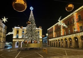 Pruebas de iluminación navideña con el arbolón de 19 metros que preside la plaza Mayor.