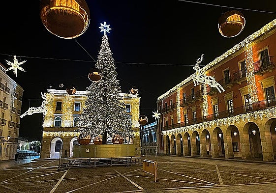 Pruebas de iluminación navideña con el arbolón de 19 metros que preside la plaza Mayor.