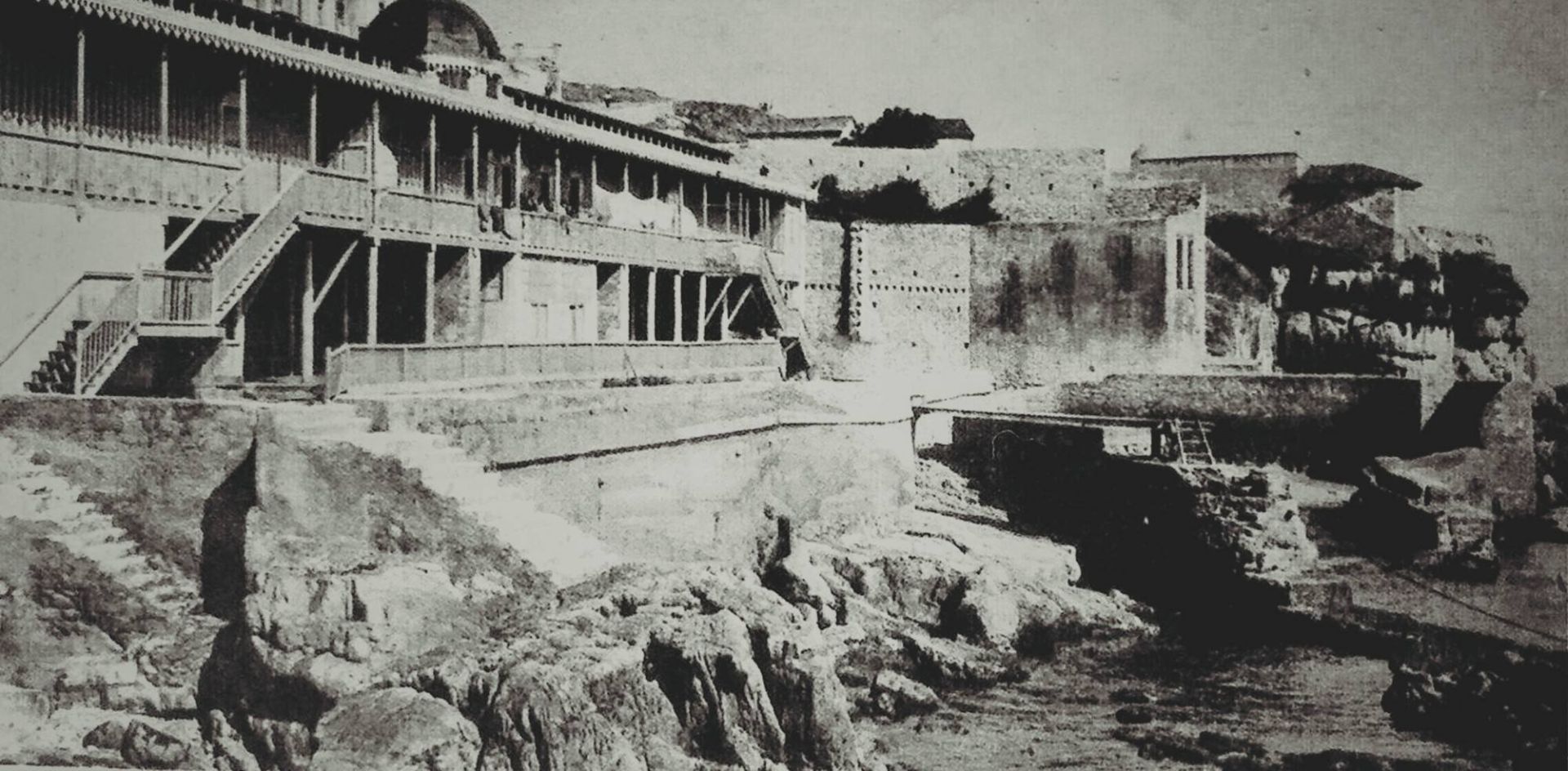 Balneario La Cantábrica y arriba, a la derecha, la batería de San Pedro. Hacia 1910. Anónima.