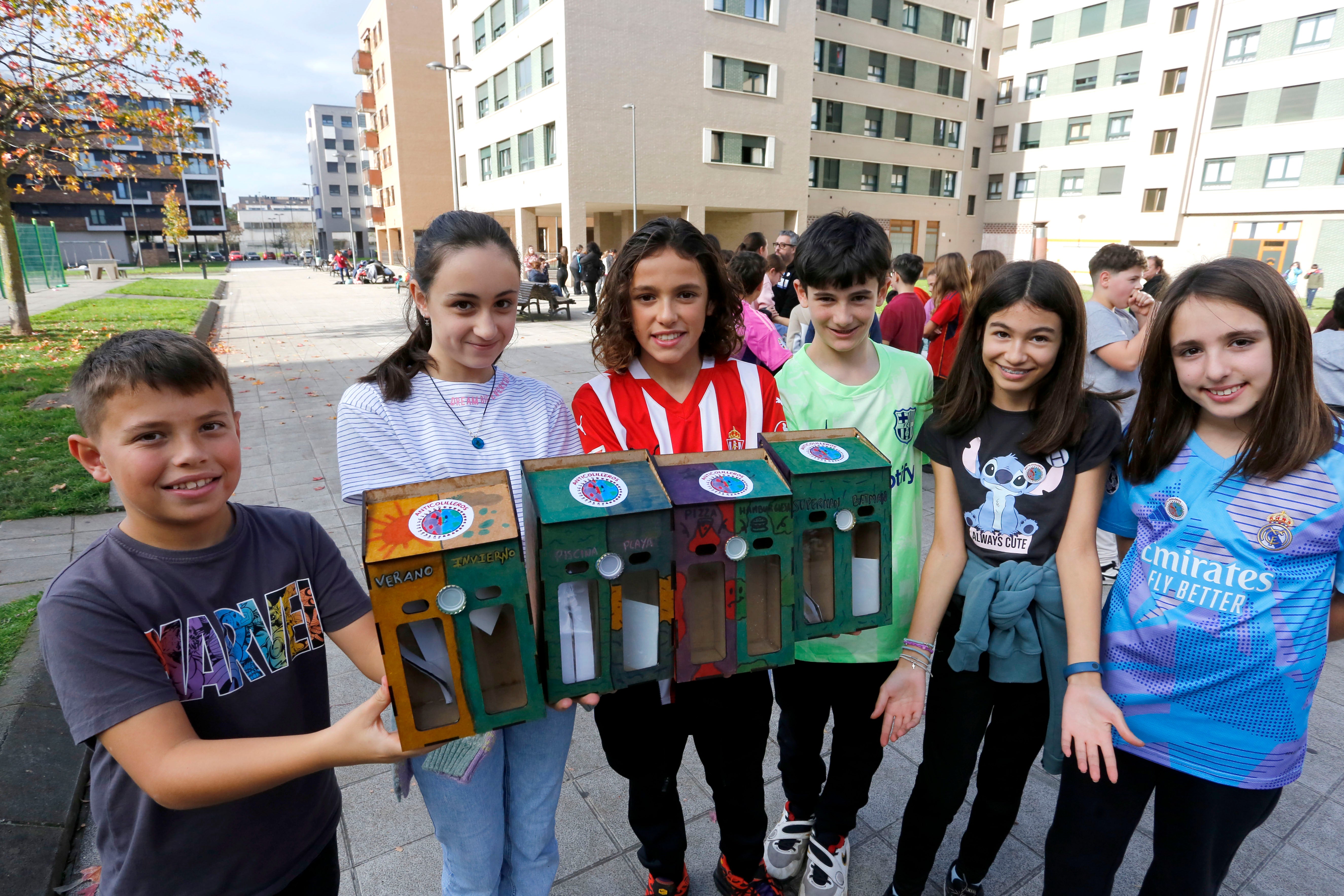 Xuan, Celia, Nel, Nel, Ainara y Lucía, alumnos del colegio Eduardo Martínez Torner, con los ceniceros que han elaborado para repartir a los bares.