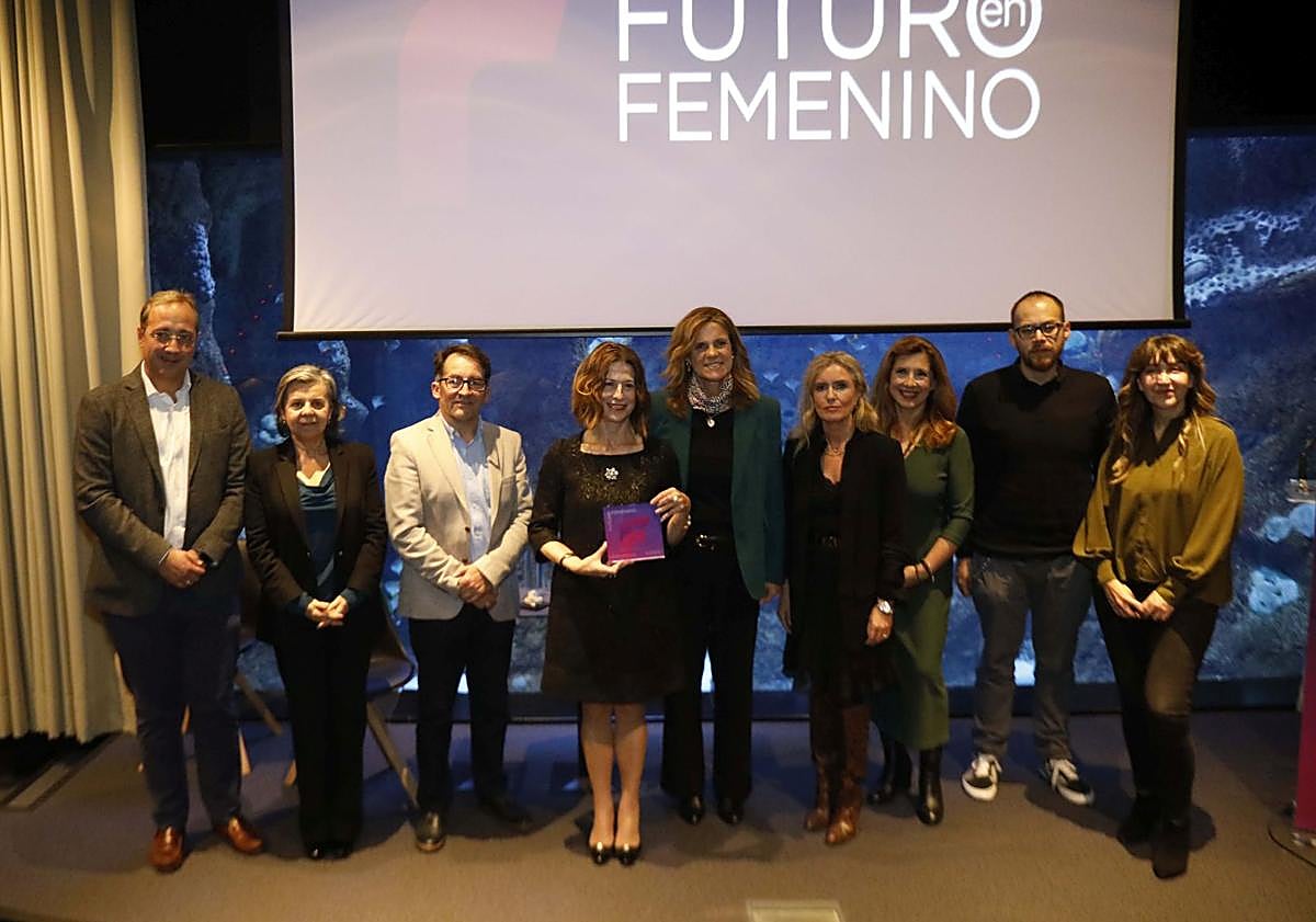 Imagen principal - Arriba, Juan Cifuentes, María Jesús Álvarez, Ángel González, Ángela Santianes, Magali Costales, Leticia Álvarez, Elena Reales, Jorge Lojero y Alicia Álvarez. A la izquierda, la boxeadora Sara Montoya charla con la periodista de EL COMERCIO Susana Tejedor; a la derecha, público asistente.