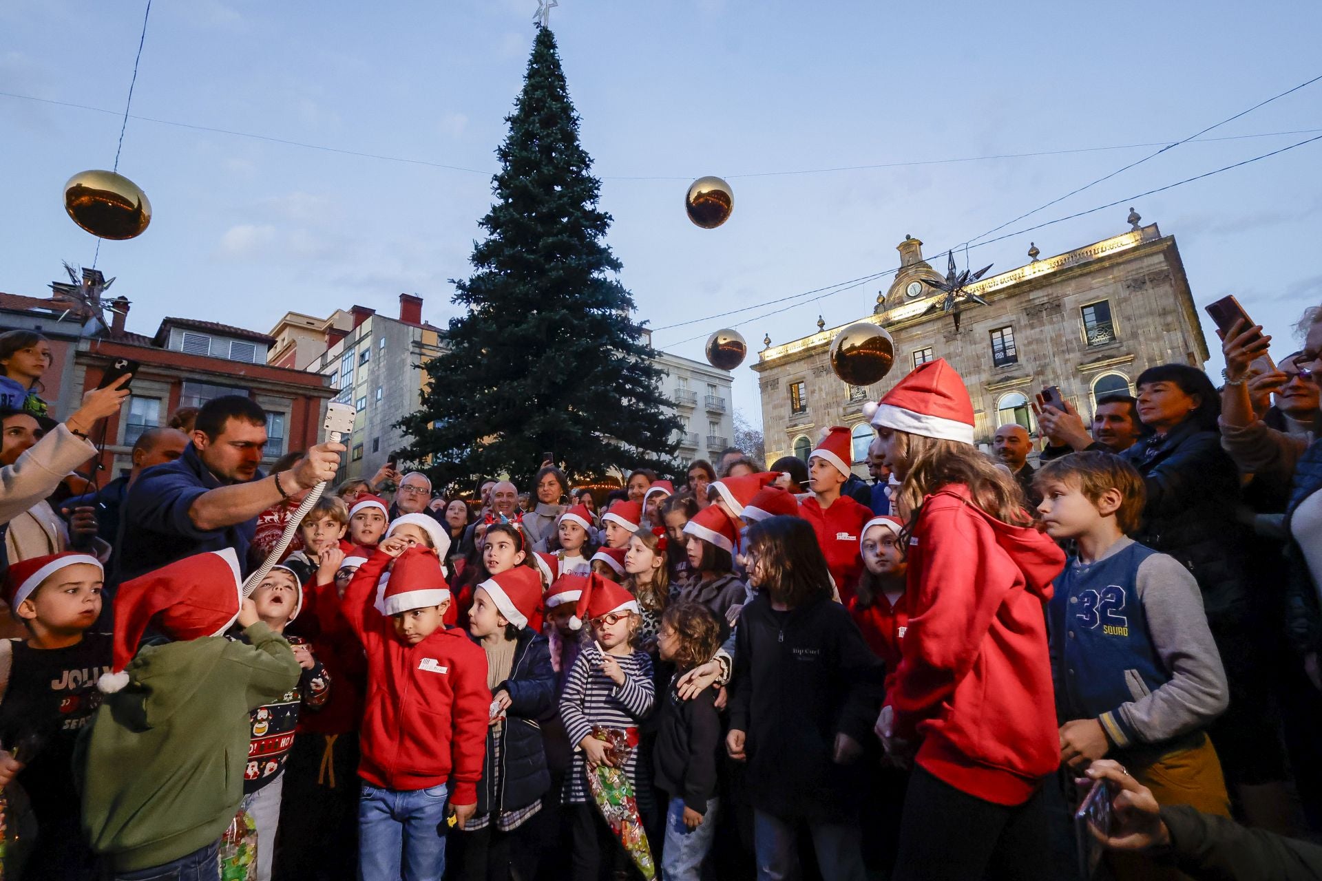 Gijón recibe la Navidad más luminosa