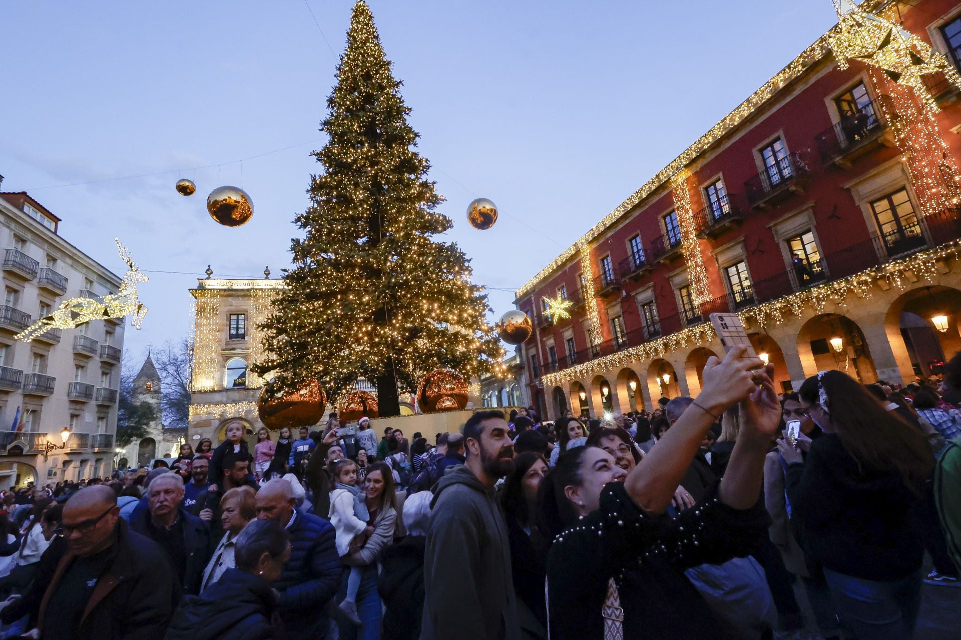 Gijón recibe la Navidad más luminosa