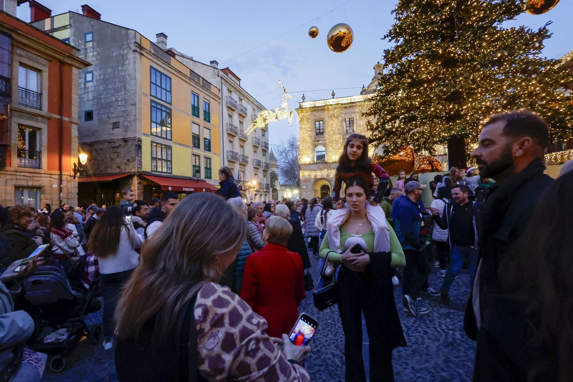 Gijón recibe la Navidad más luminosa