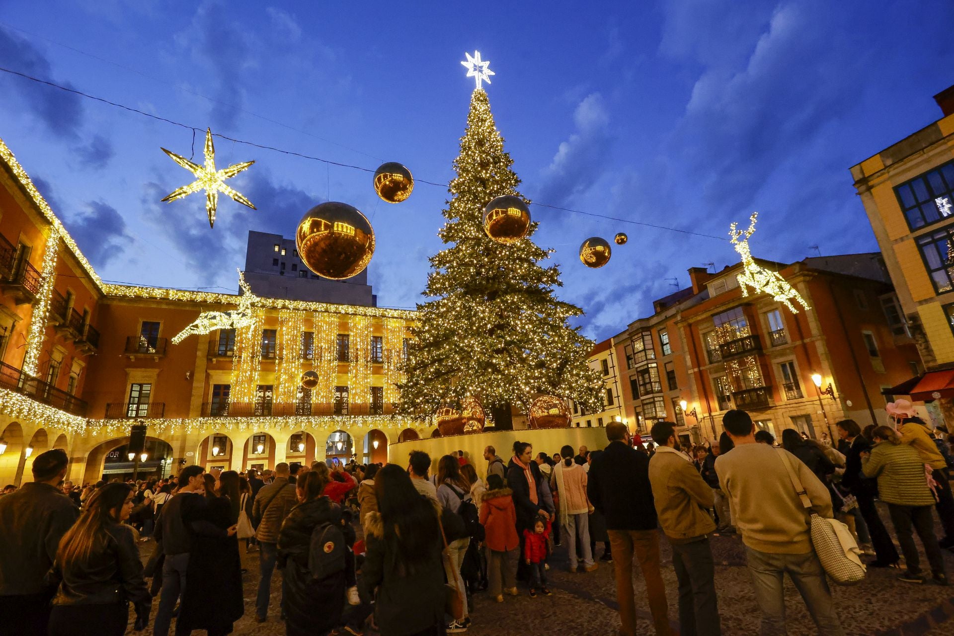 Gijón recibe la Navidad más luminosa