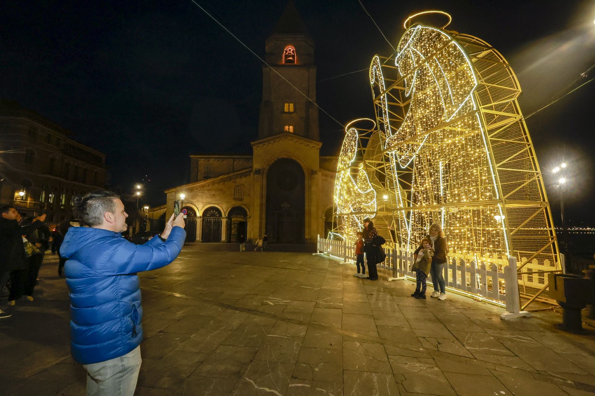 Gijón recibe la Navidad más luminosa