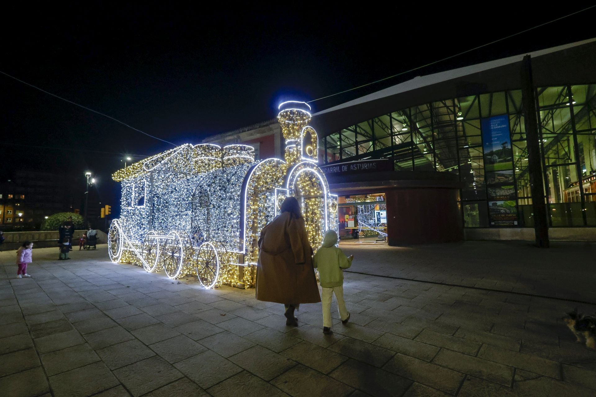 Gijón recibe la Navidad más luminosa