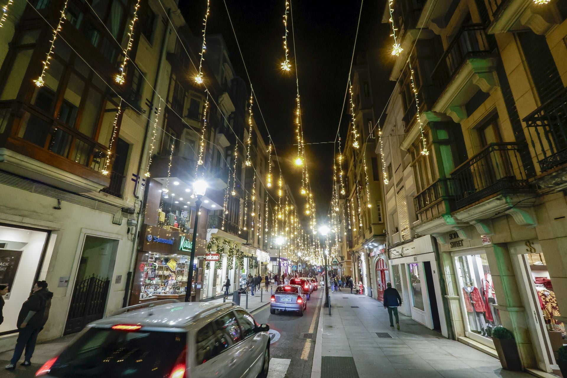 Gijón recibe la Navidad más luminosa