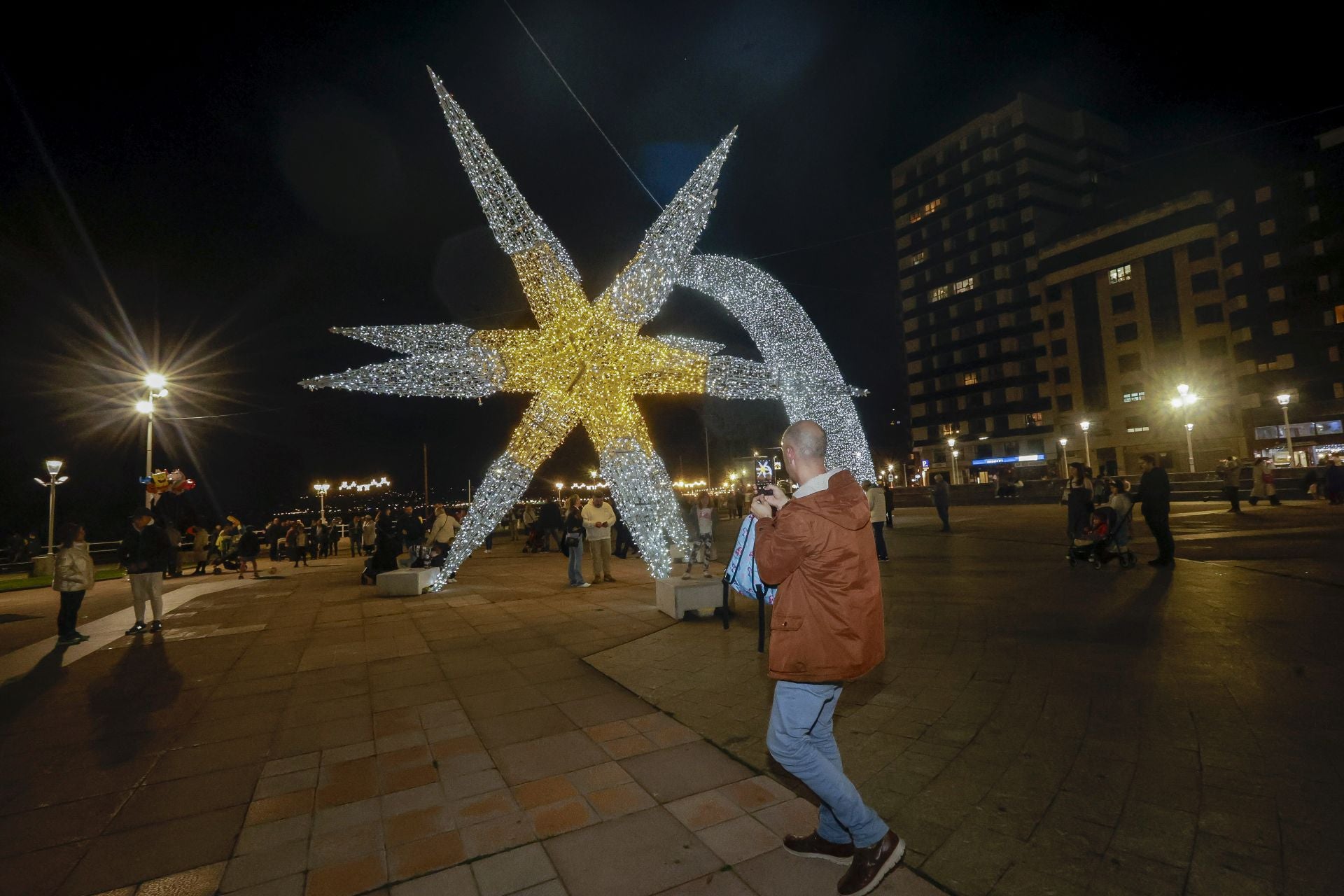 Gijón recibe la Navidad más luminosa