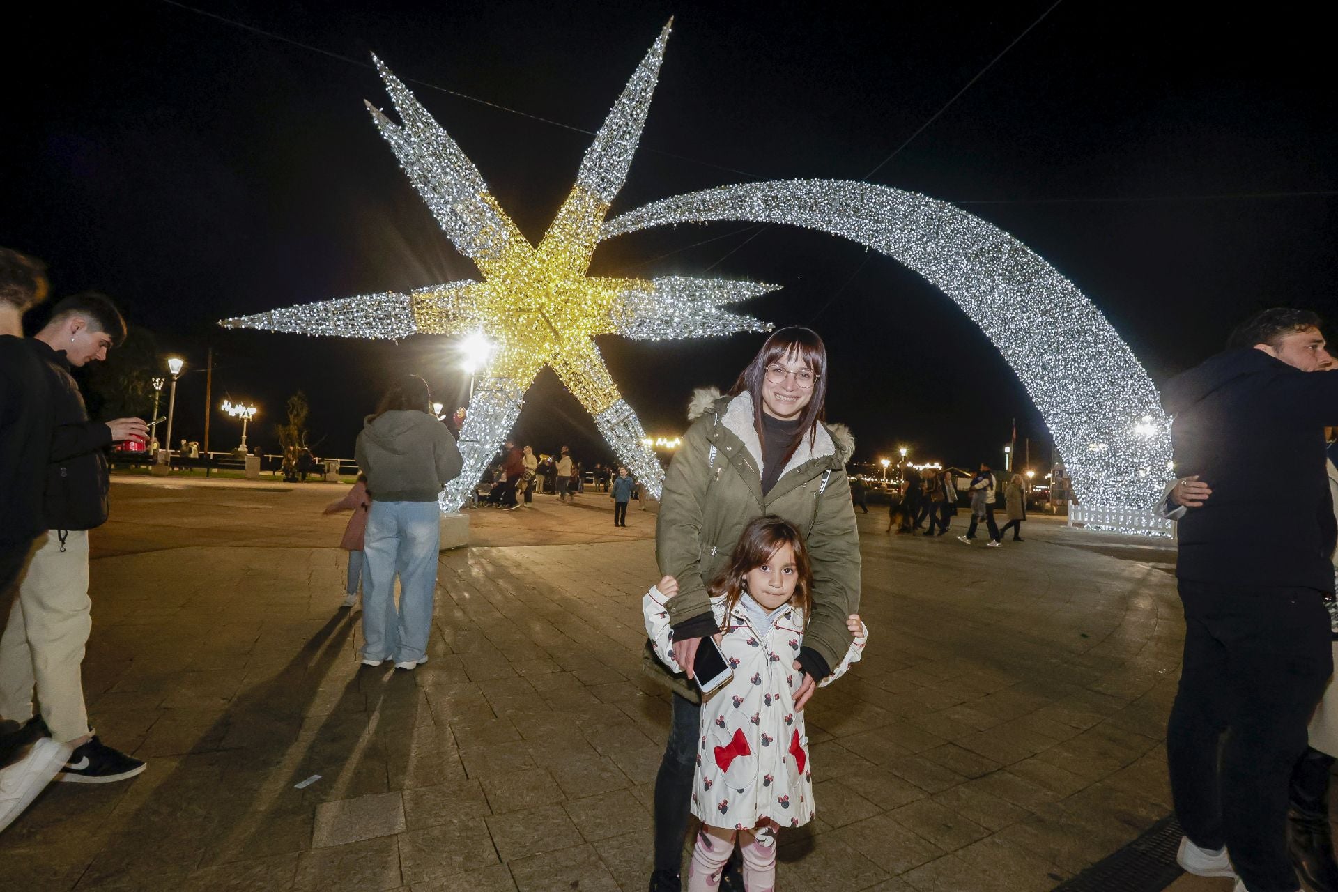 Gijón recibe la Navidad más luminosa