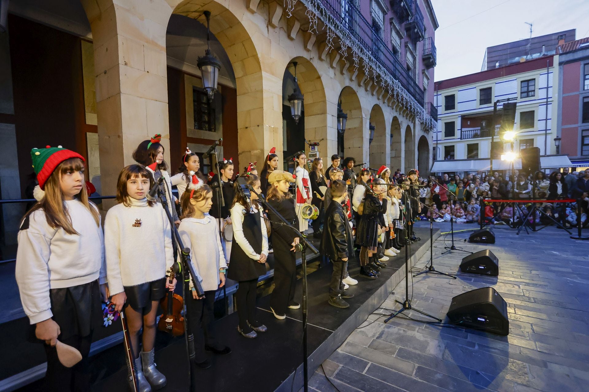 Gijón recibe la Navidad más luminosa