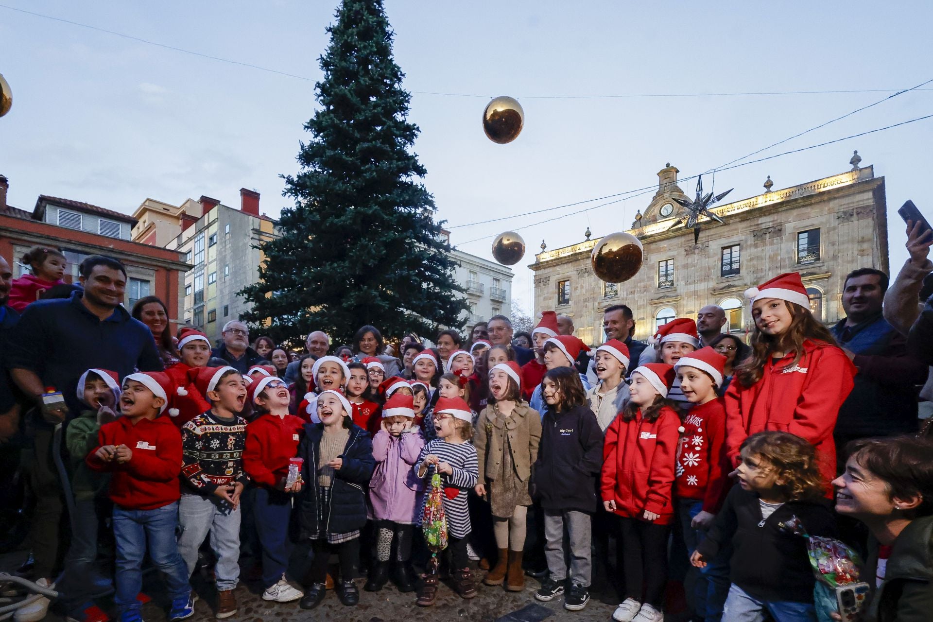 Gijón recibe la Navidad más luminosa