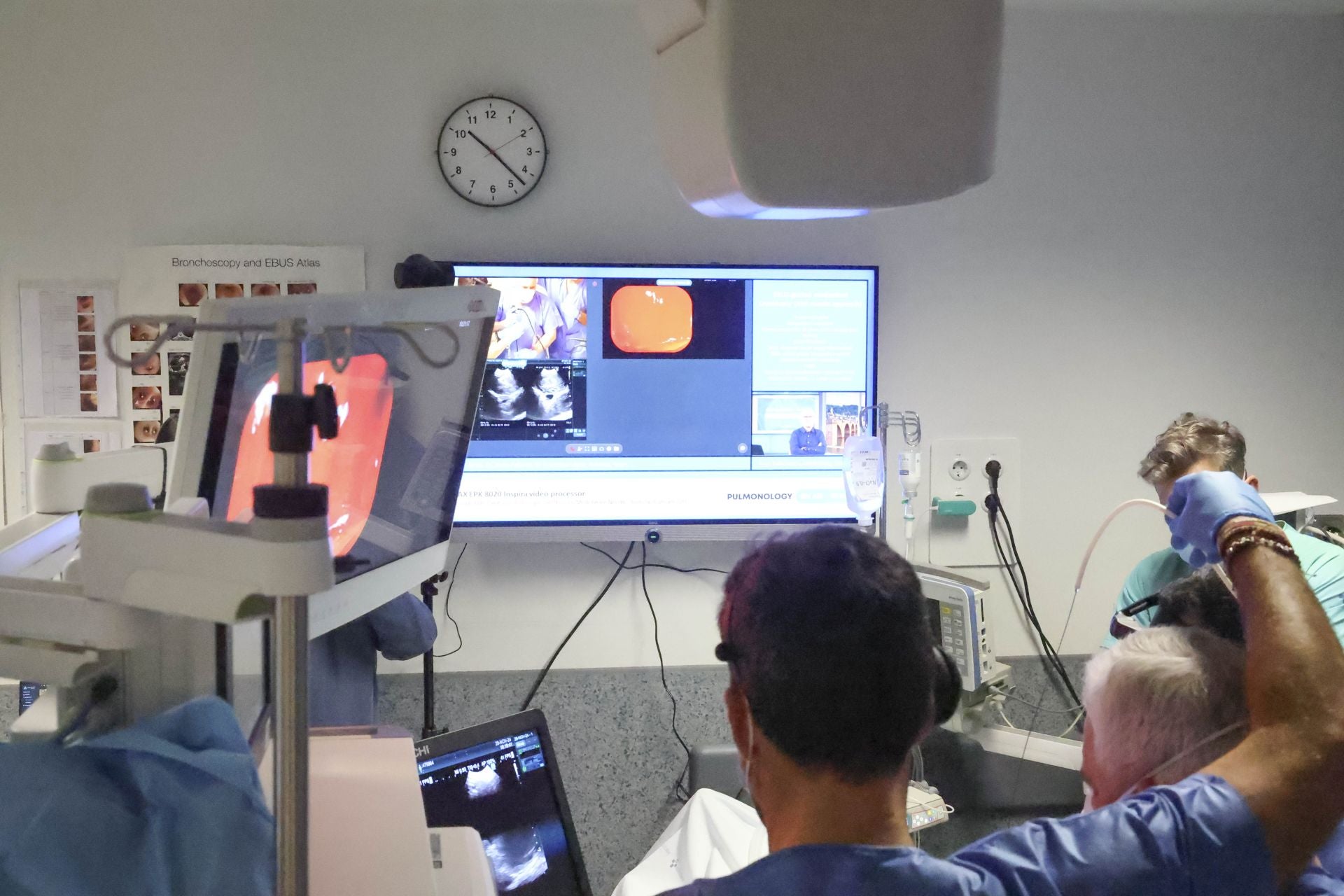 Una nueva técnica de biopsias por congelación de Asturias al mundo: las imágenes de la operación en el HUCA