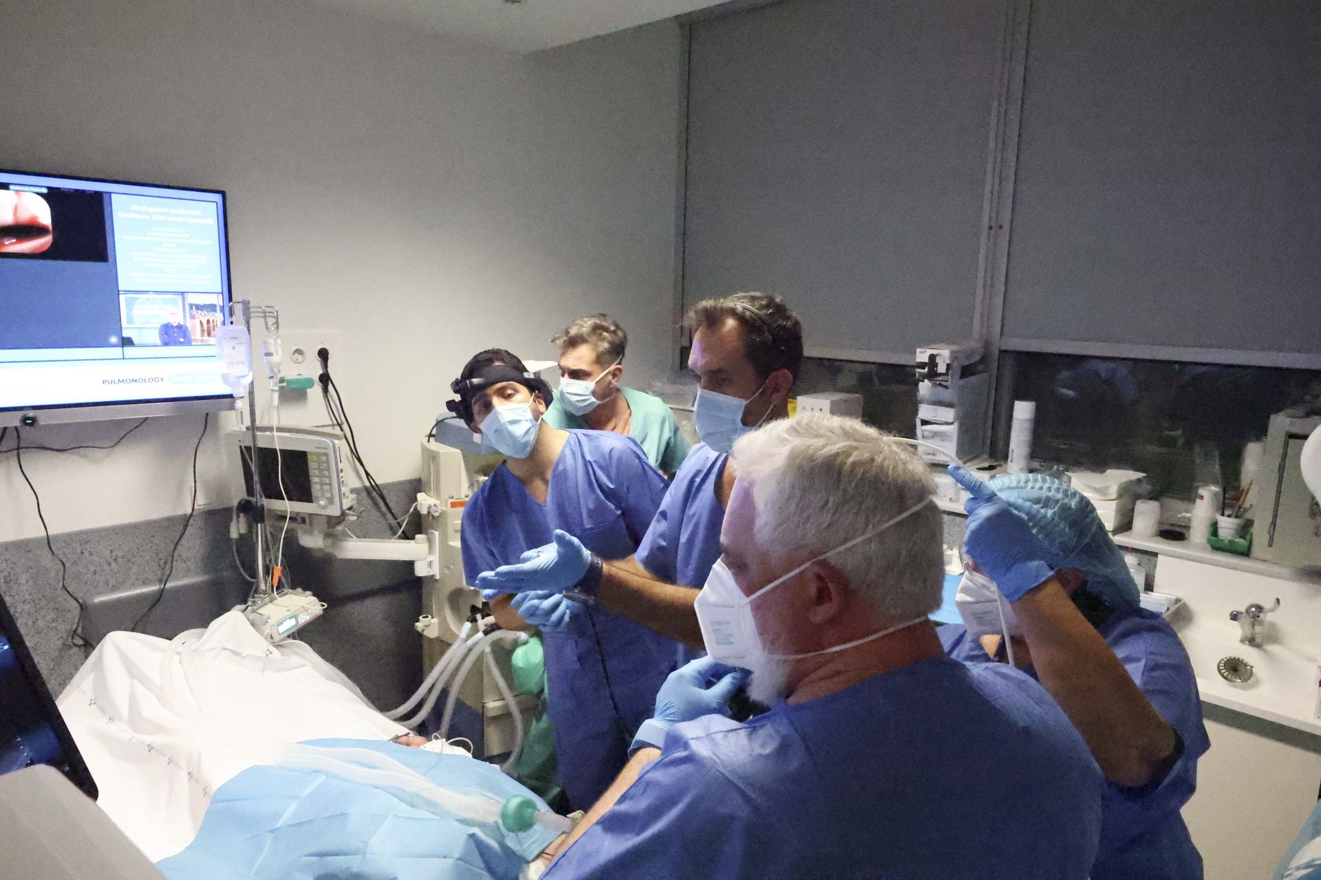 Una nueva técnica de biopsias por congelación de Asturias al mundo: las imágenes de la operación en el HUCA