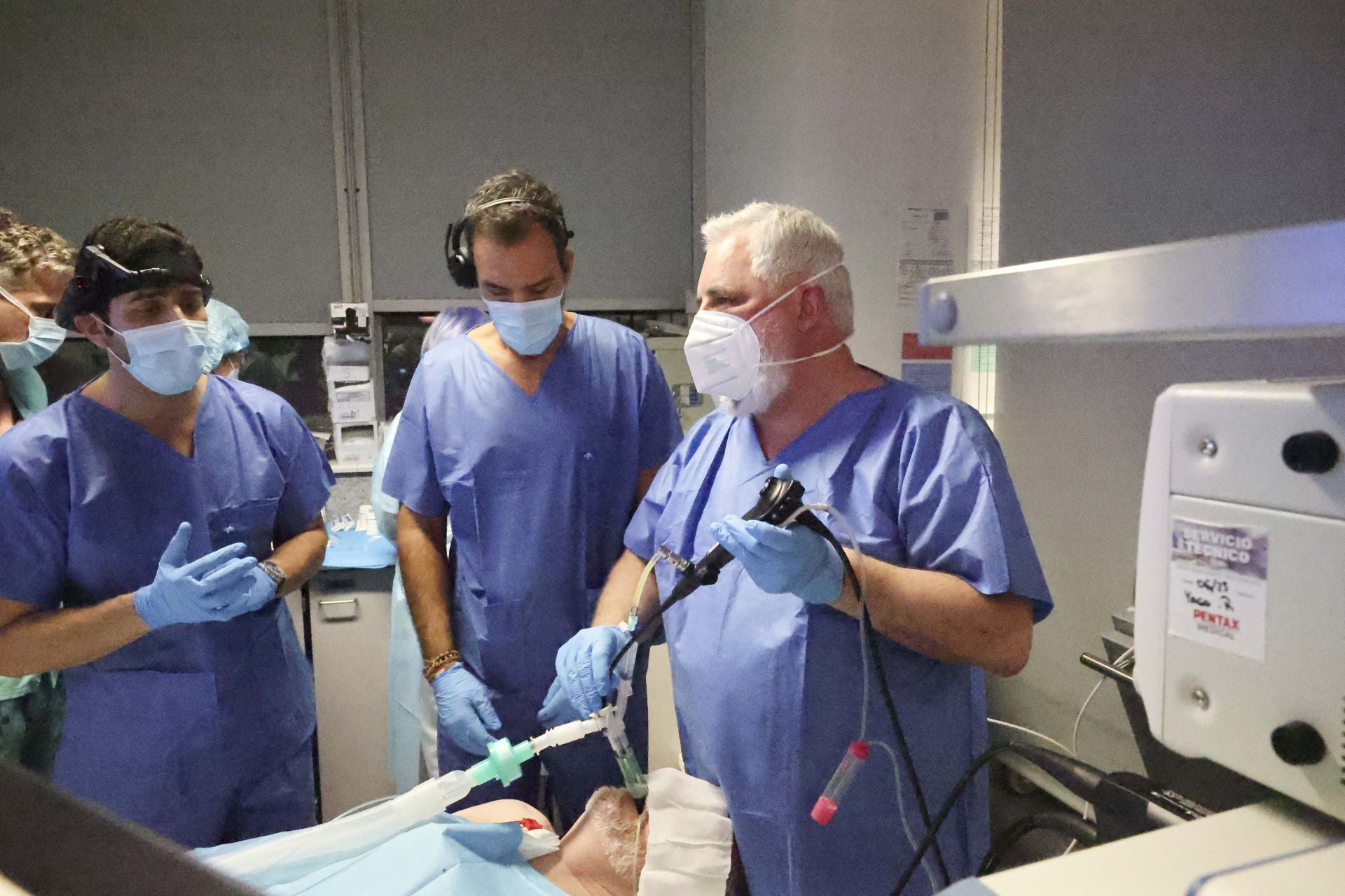 Una nueva técnica de biopsias por congelación de Asturias al mundo: las imágenes de la operación en el HUCA