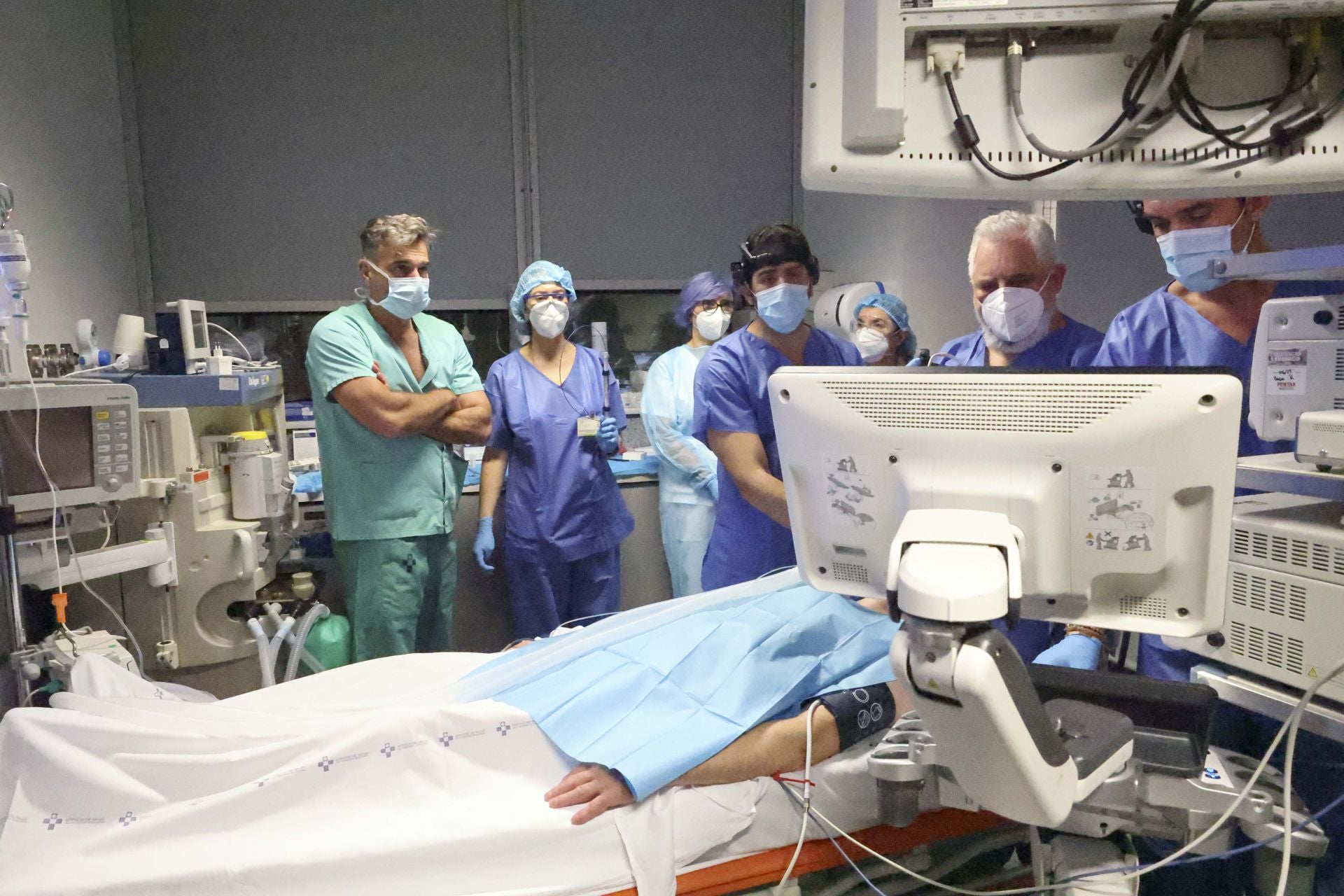 Una nueva técnica de biopsias por congelación de Asturias al mundo: las imágenes de la operación en el HUCA