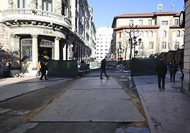Las obras del eje de Mendizábal, en Oviedo, al lado de las casetas del Mercado de Navidad.