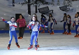 Caídas y mucha diversión sobre hielo en la pista de Gijón