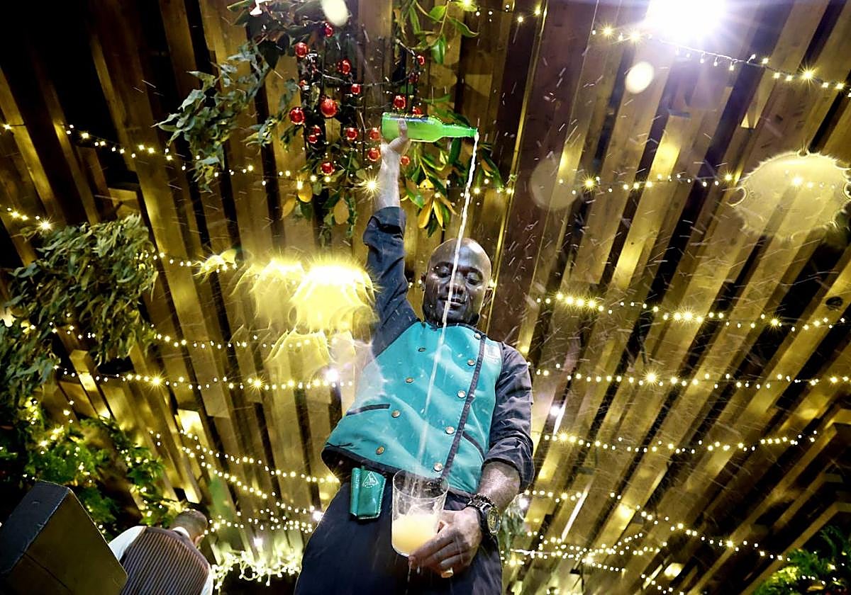 El escanciador Salvador Ondó echa un 'culín' de sidra en una de las sidrerías de Gascona.